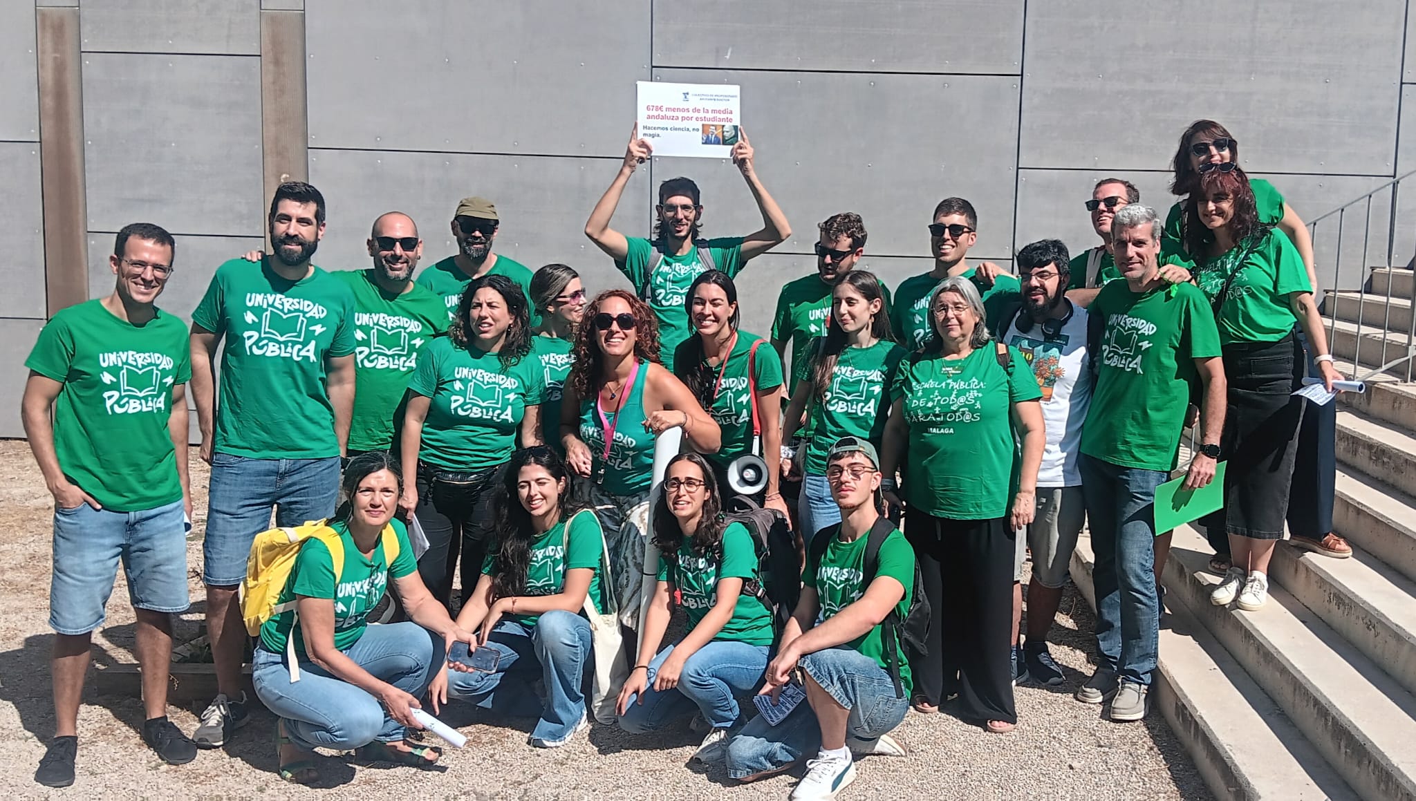 Grupo de personas con camisetas de UMA x la Pública